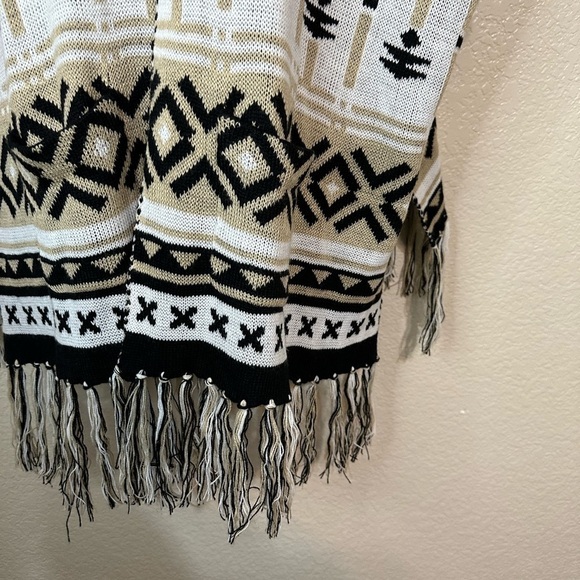 Nwot Love tree one size fits all poncho black, white and cream Aztec print - Picture 6 of 6